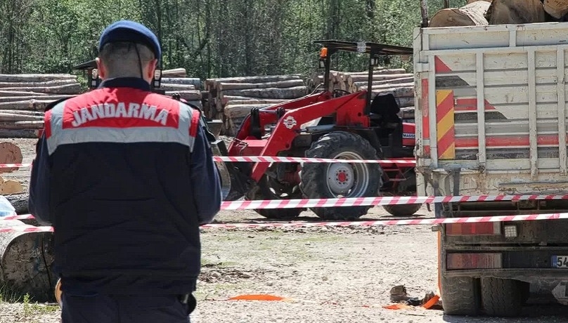 orman-deposunda-uzerine-tomruk-dusen-isci-topraga-verildiafzmejq0sk