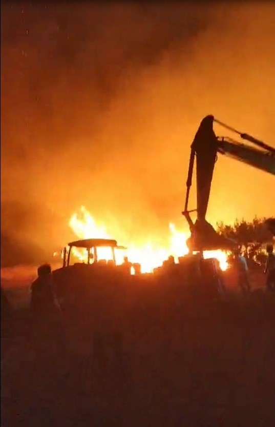 Orman yangınında otomobil ve traktör alevlerin arasında kaldı