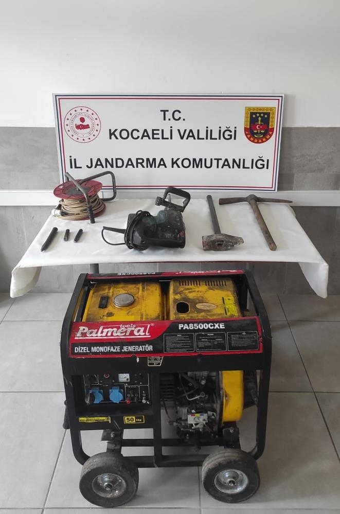 Ormanda define ararken jandarmaya suçüstü yakalandılar