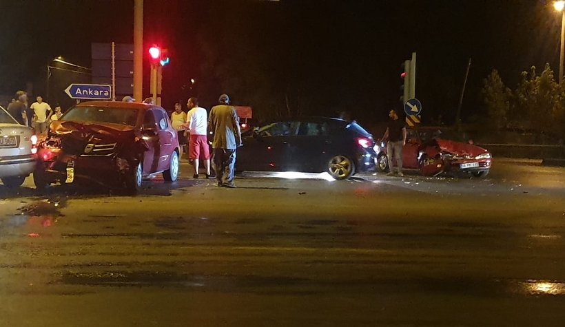 Ormanköy kavşağında kaza:1'i ağır 3 yaralı