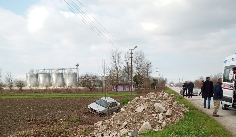 Ormanköyde otomobil tarlaya uçtu: 1 yaralı