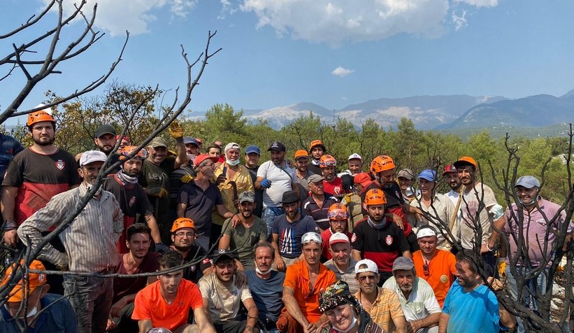 Ormanları söndürmek için canla başla çalışıyorlar