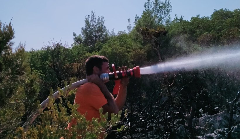Ormanları söndürmek için canla başla çalışıyorlar