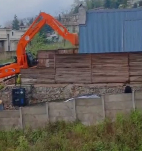 Ortağını öldürmüştü, aile bungalovları yıktırdı
