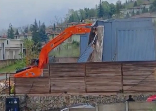 Ortağını öldürmüştü, aile bungalovları yıktırdı