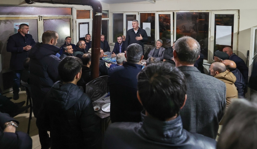 osman-celik-iftar-sonrasi-vatandaslarla-bulustudzi5uxj2b0