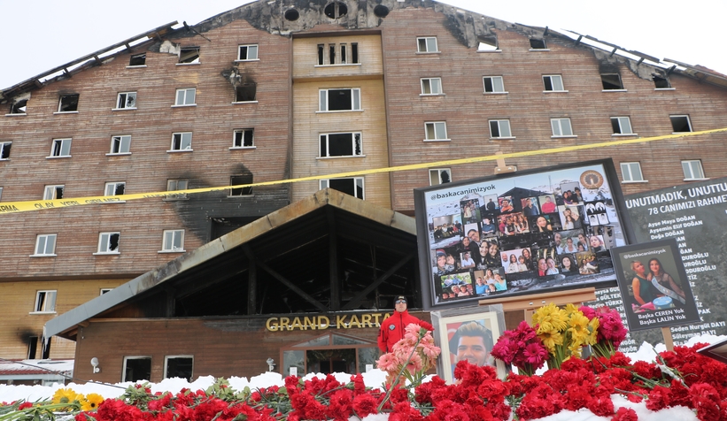 otel-yangininda-hayatini-kaybeden-78-kisi-gozyaslariyla-anildir3j4tti0mz
