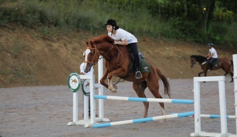 Otizmli ve şehit çocuklarına binicilik eğitimi veriyorlar