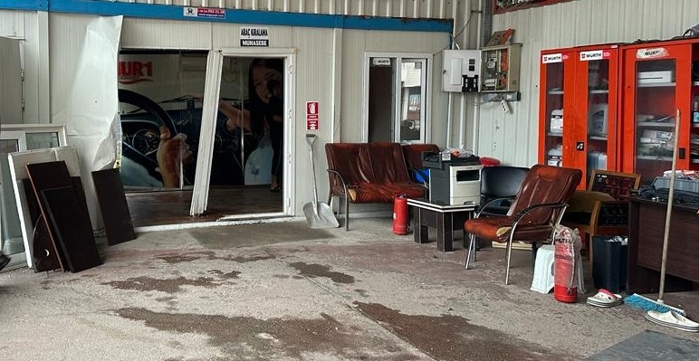 Oto yıkamada kaza: Otomobil iş yerine girdi