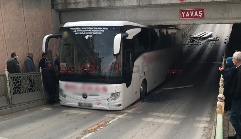 Otobüs alt geçitte sıkıştı