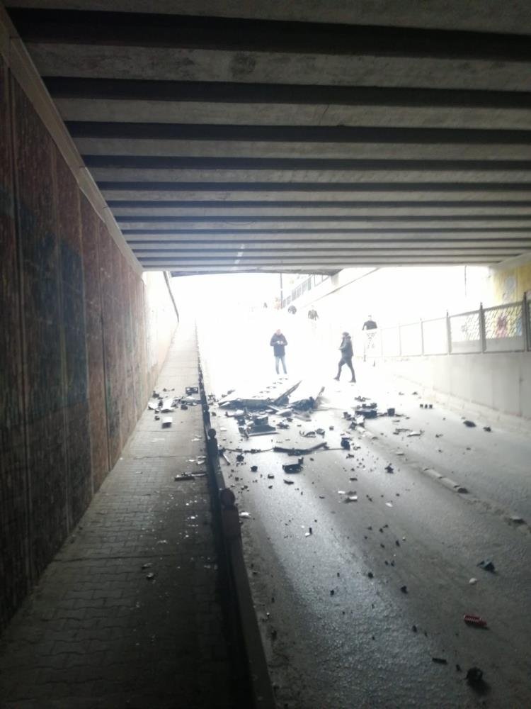 Otobüs alt geçitte sıkıştı