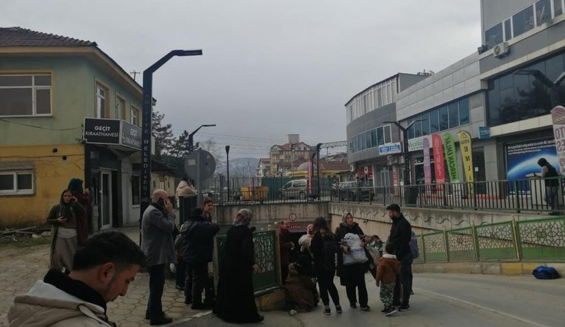 Otobüs alt geçitte sıkıştı