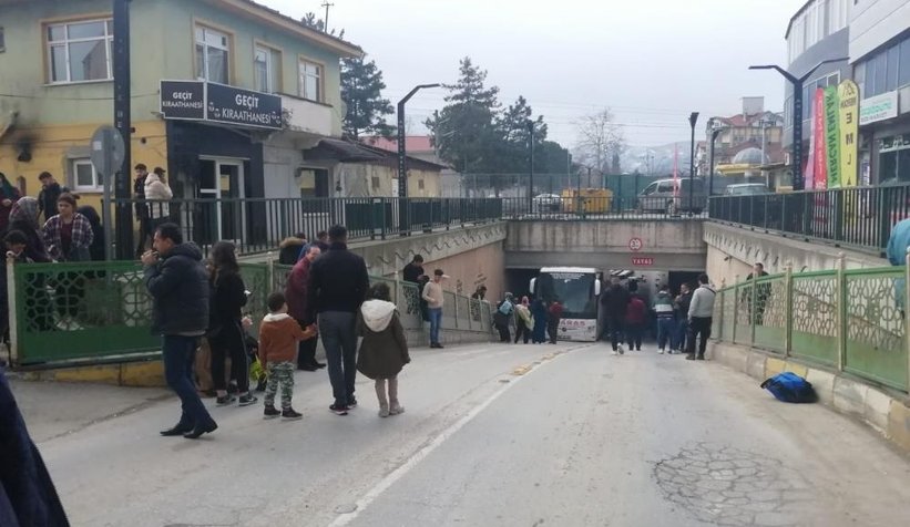 Otobüs alt geçitte sıkıştı