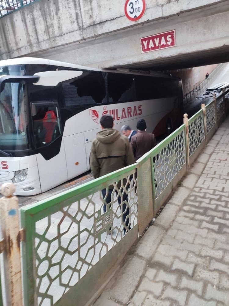 Otobüs alt geçitte sıkıştı