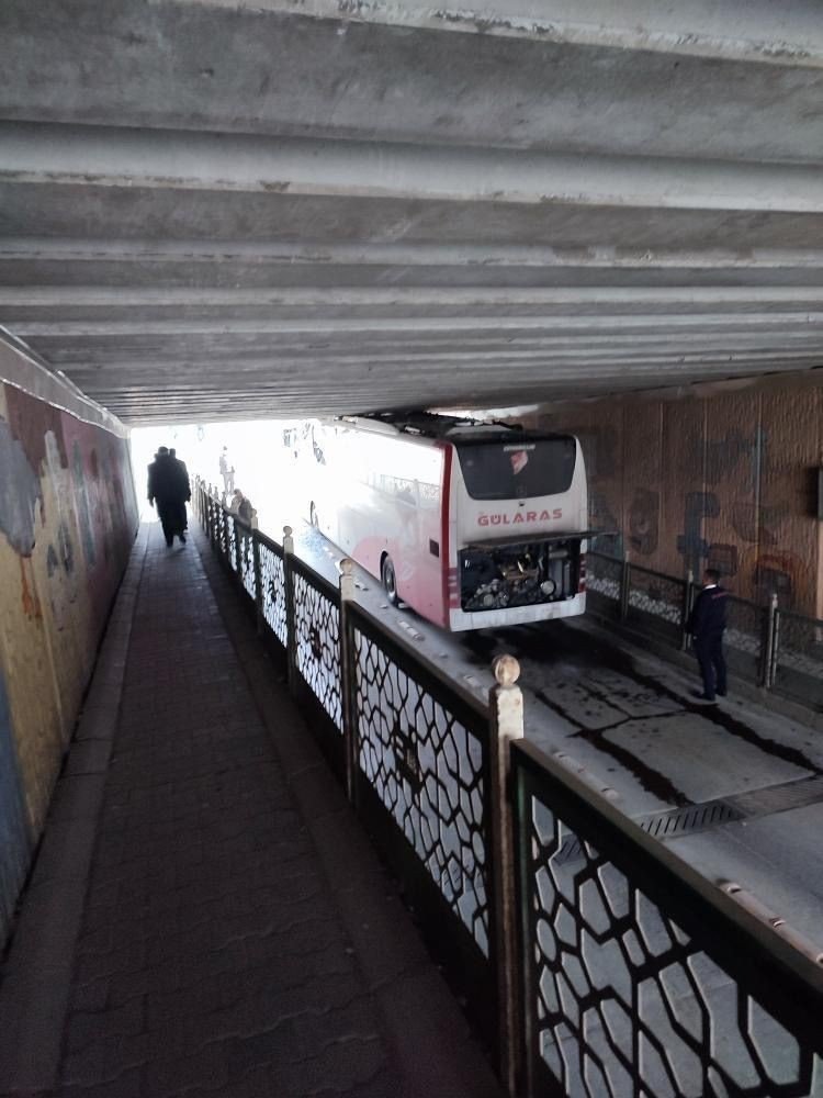 Otobüs alt geçitte sıkıştı