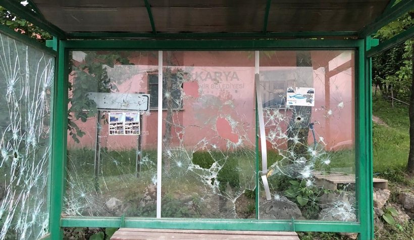 Otobüs durağına maganda saldırısı