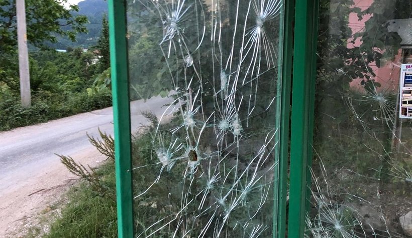 Otobüs durağına maganda saldırısı