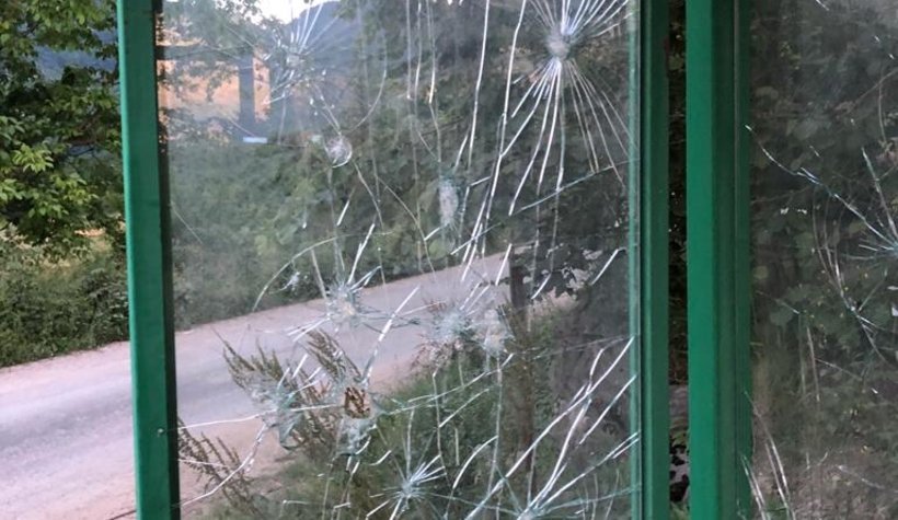 Otobüs durağına maganda saldırısı