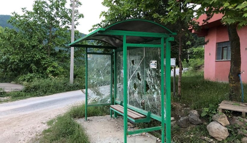 Otobüs durağına maganda saldırısı