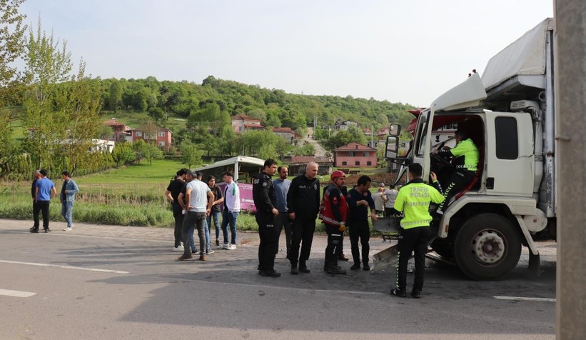 otobus-ile-kamyon-carpisti-9-yaralizjrxaghabh