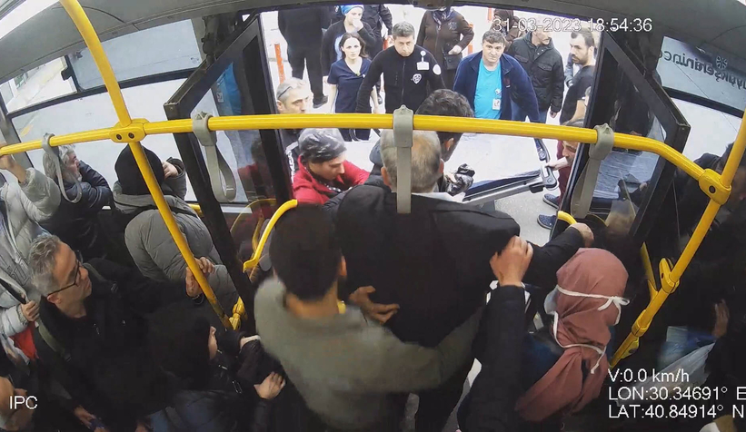 Otobüs şoförü, kalp krizi geçiren yolcuyu hastaneye yetiştirdi