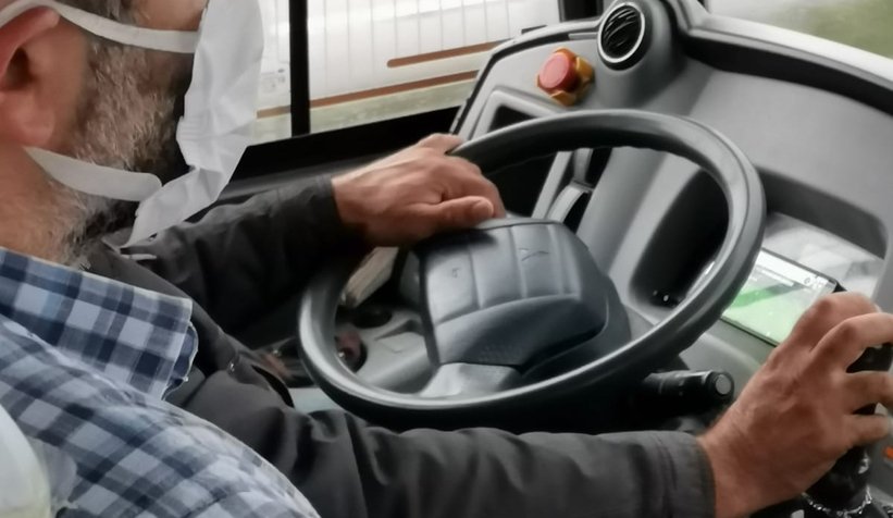 Otobüs şoförü seyir halindeyken maç izledi