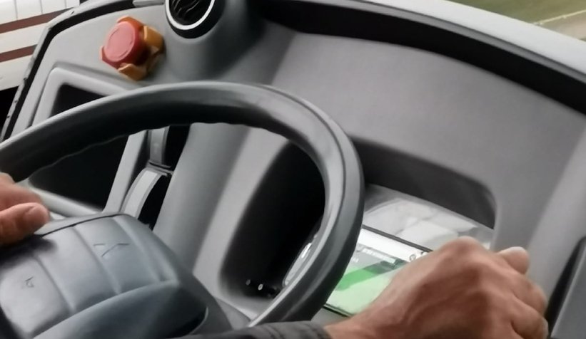 Otobüs şoförü seyir halindeyken maç izledi