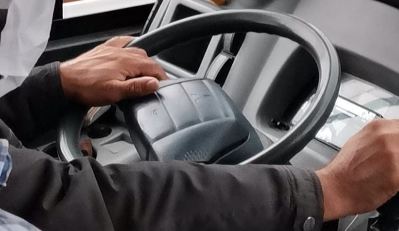 Otobüs şoförü seyir halindeyken maç izledi