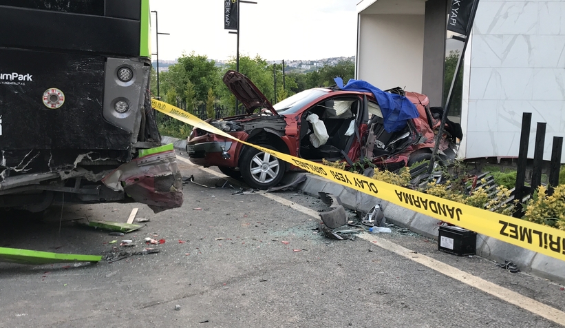 Otobüse çarpan otomobildeki 3 kişi hayatını kaybetti