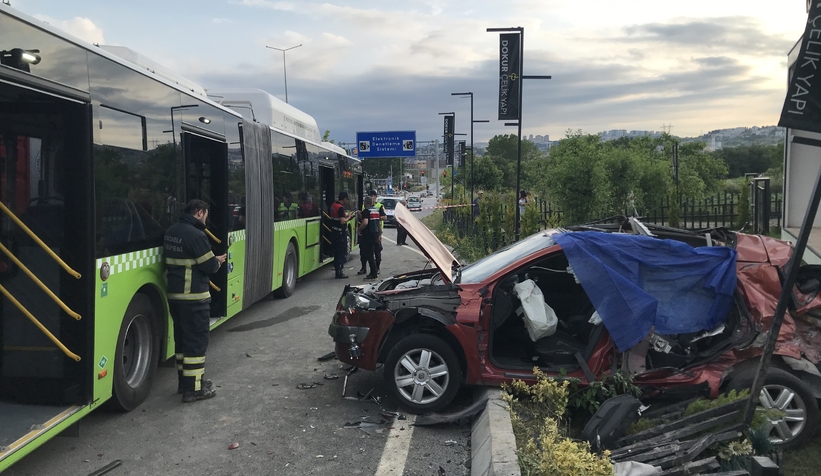Otobüse çarpan otomobildeki 3 kişi hayatını kaybetti