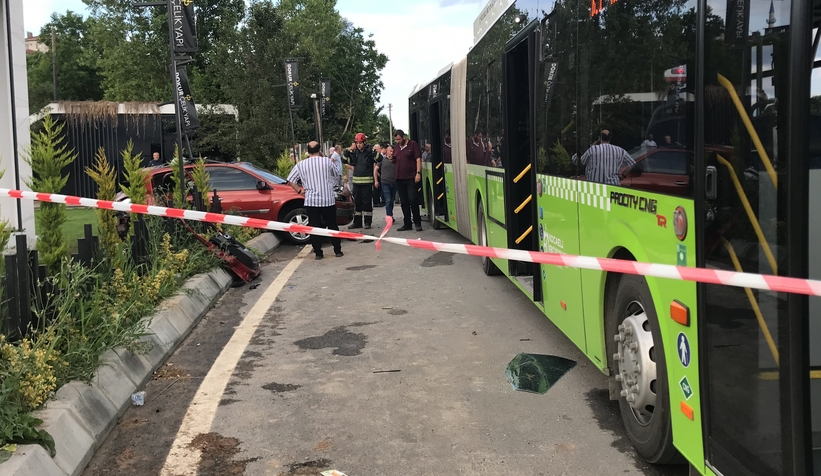 Otobüse çarpan otomobildeki 3 kişi hayatını kaybetti