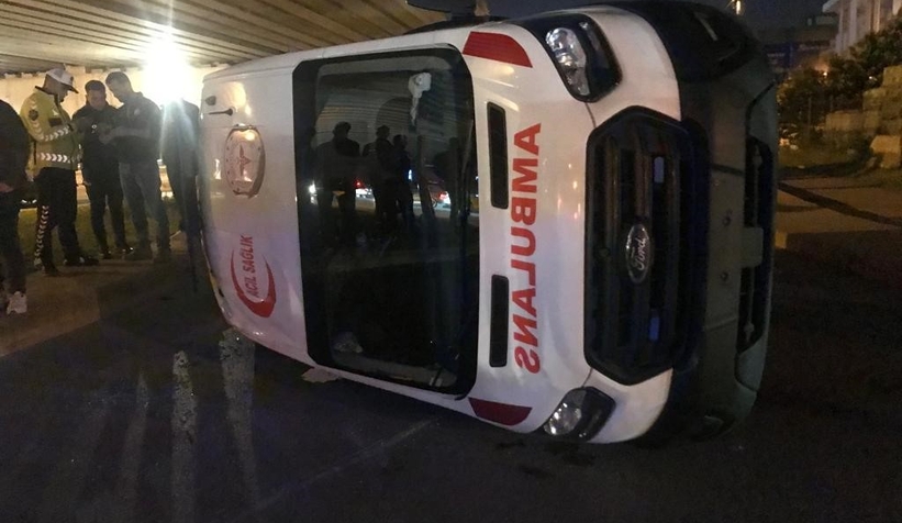 Otobüsle çarpışan ambulans devrildi: 3 yaralı