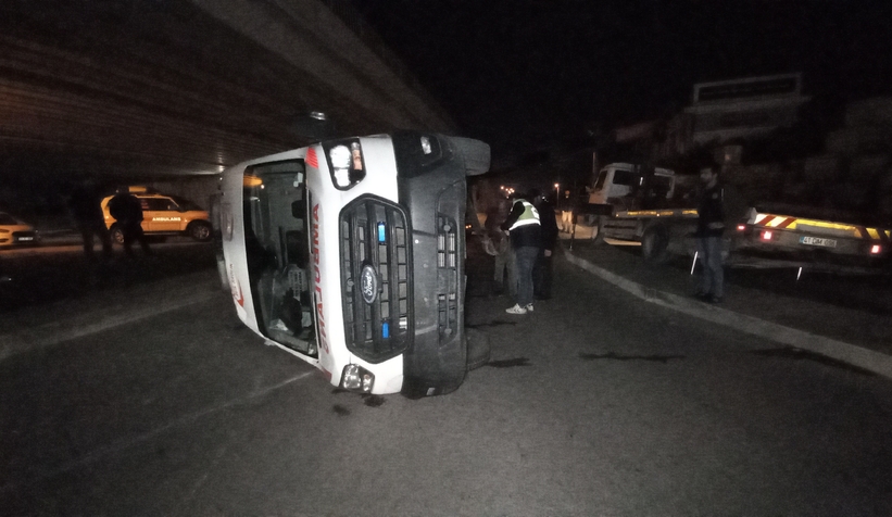 Otobüsle çarpışan ambulans devrildi: 3 yaralı