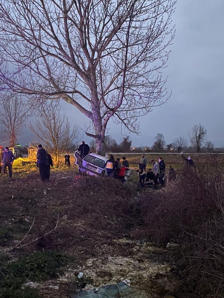 Otomobil ağaca çarptı: 1'i ağır 3 yaralı