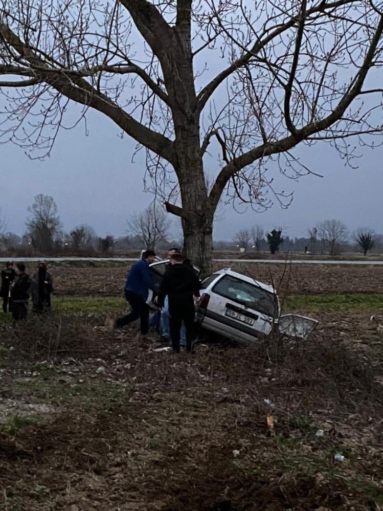 Otomobil ağaca çarptı: 1'i ağır 3 yaralı