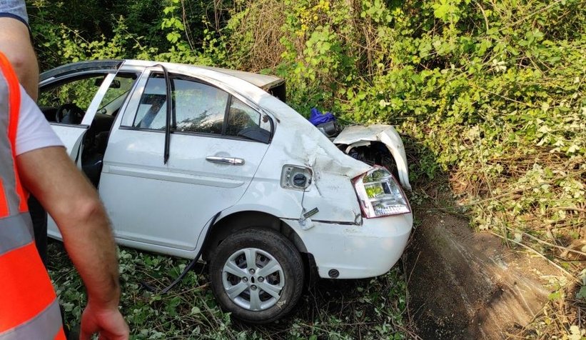 Otomobil ağaçlık alana uçtu: 3 yaralı