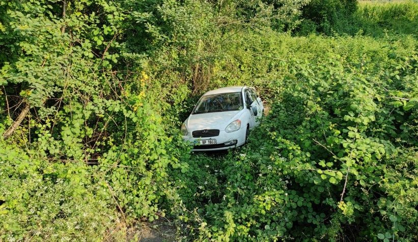 Otomobil ağaçlık alana uçtu: 3 yaralı