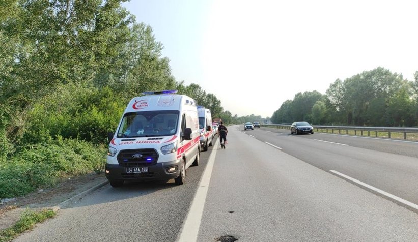 Otomobil ağaçlık alana uçtu: 3 yaralı