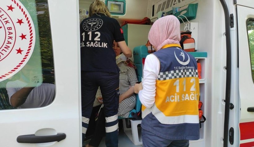 Otomobil ağaçlık alana uçtu: 3 yaralı