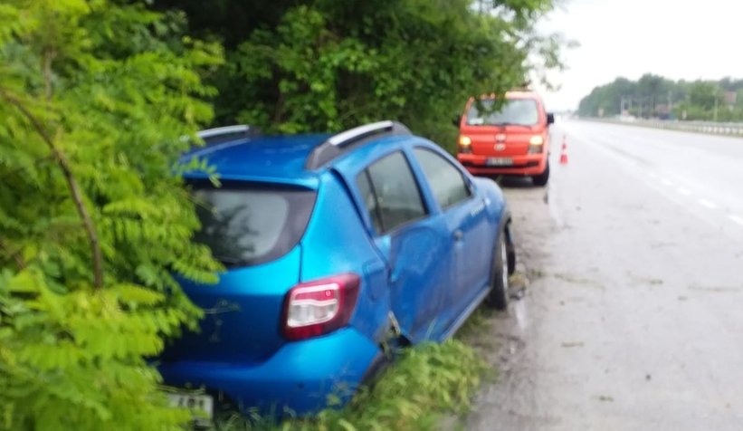 Otomobil ağaçlık alana uçtu