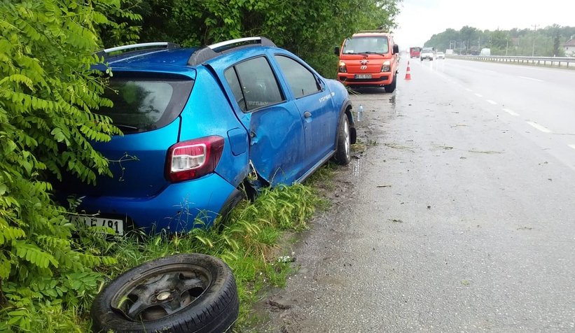 Otomobil ağaçlık alana uçtu