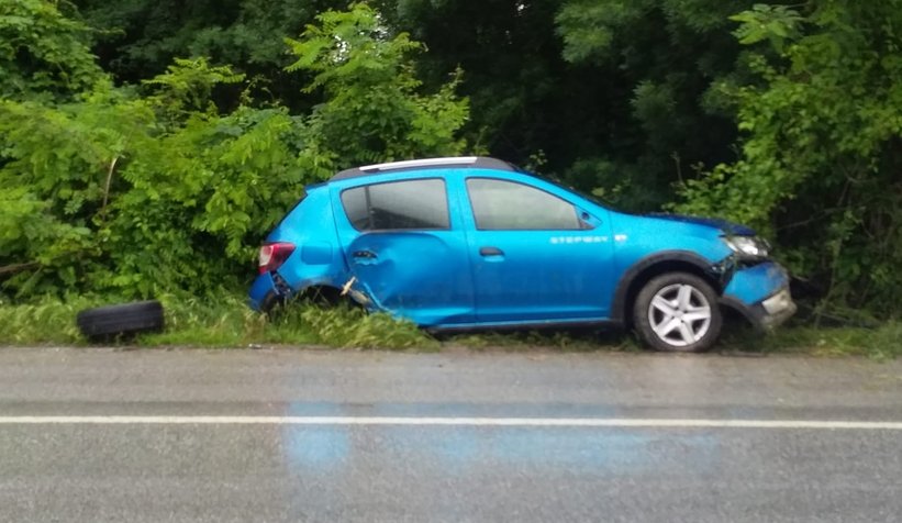 Otomobil ağaçlık alana uçtu