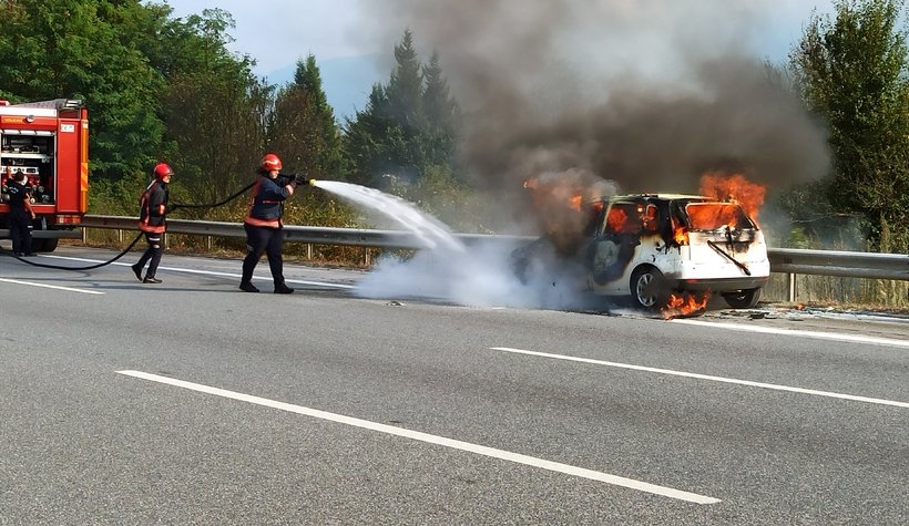 Otomobil alev alev yandı