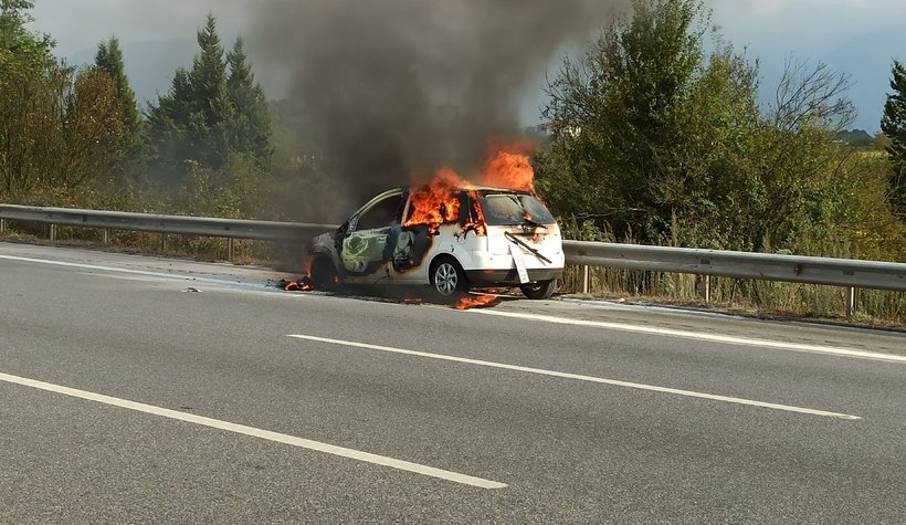 Otomobil alev alev yandı