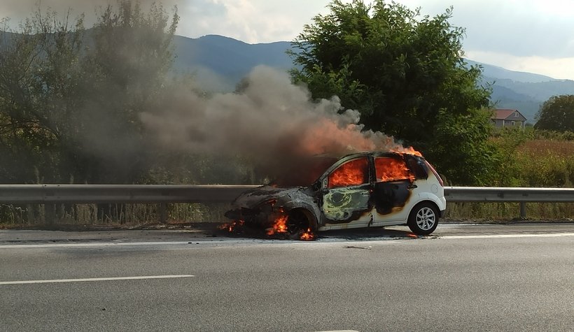 Otomobil alev alev yandı