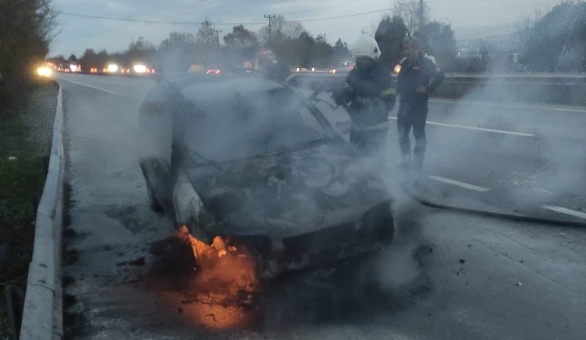  Otomobil alev alev yandı