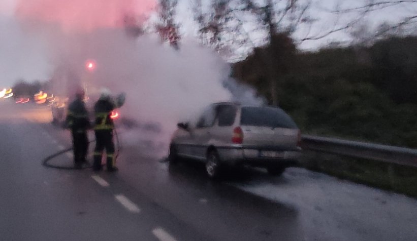  Otomobil alev alev yandı