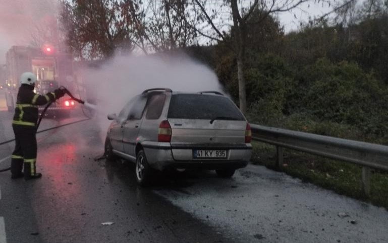  Otomobil alev alev yandı