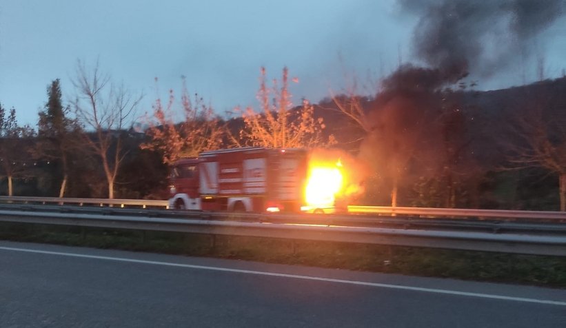  Otomobil alev alev yandı