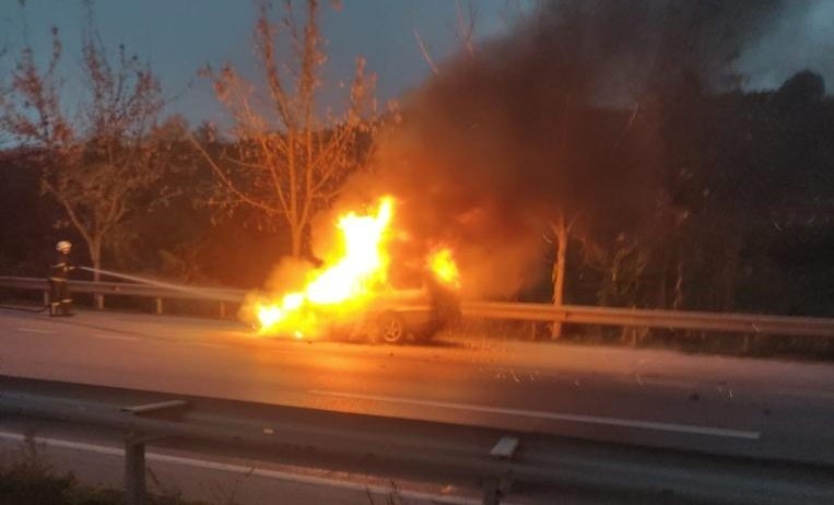  Otomobil alev alev yandı